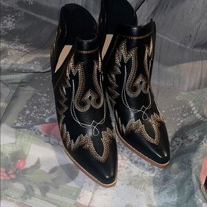 Black Western-Style Pointed Ankle Boots with Metallic Stitching